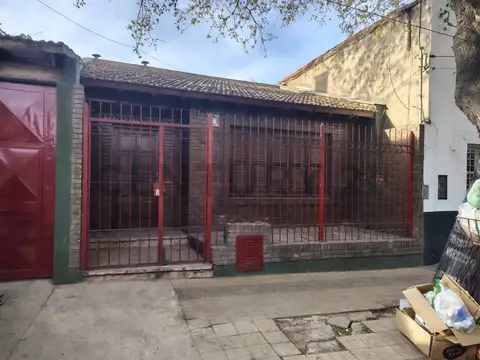 EXCELENTE CASA EN CALLE MAIPU DE CIUDAD MENDOZA + CASA INDEPENDIENTE CON RENTA