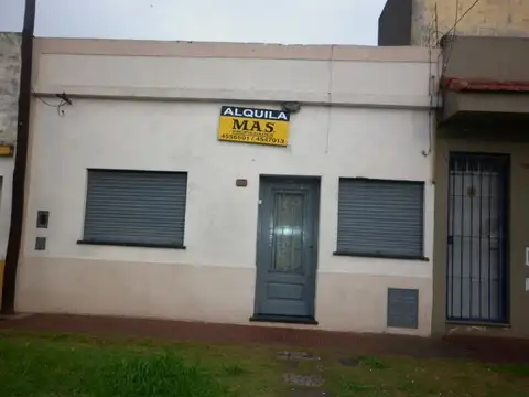 Casa de 2 dormitorios, a reciclar, Darregueira 791, metros Avenida Sorrento.