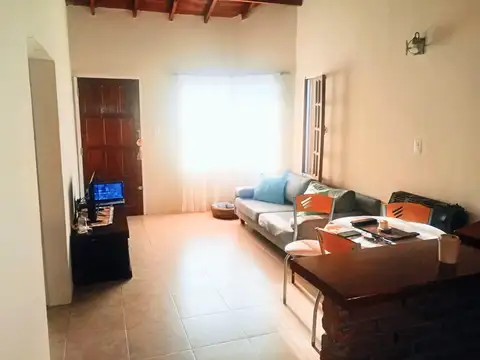 Casa 6 ambientes con 2 baños