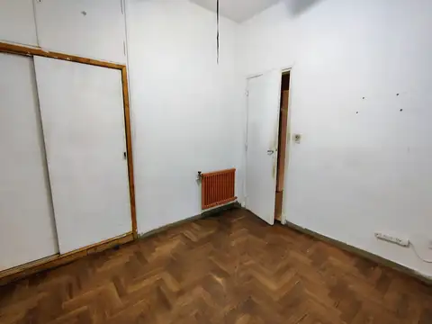 Casa a reciclar en Bernal Oeste 3 dormitorios con parque.