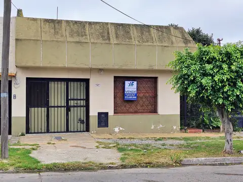 Casa a reciclar en Bernal Oeste 3 dormitorios con parque.