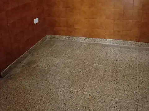 CASA DE 3 AMBIENTES CON GARAGE Y TERRAZA A 1 CUADRA DE AVENIDA RIVADAVIA AL 8.700