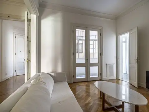 Esmeralda 1300, Piso 1°