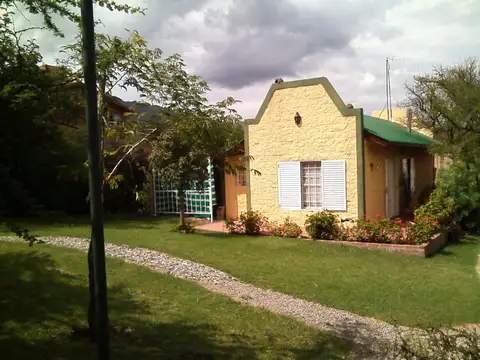 Hermosa casa en Villa Elena sobre asfalto