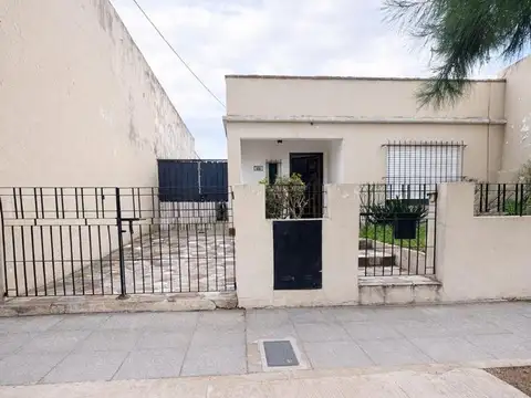 Casa familiar con cochera, patio, jardin y terreno