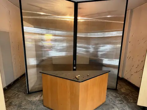 LOCAL A LA CALLE CON VIDRIERA – IDEAL USO PROFESIONAL / COME