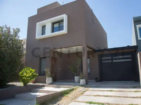 ? Casa de categoría en Solares de Manantiales – Gran potencial ?