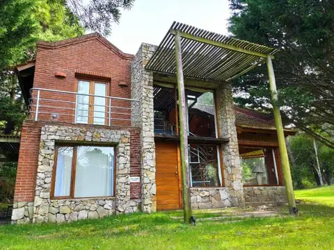 CASA de 4 Amb. EN 2 PLANTAS A Mts. DEL MAR - MAR DE LAS PAMPAS