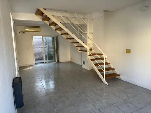 Casa en Alquiler con 2 cocheras