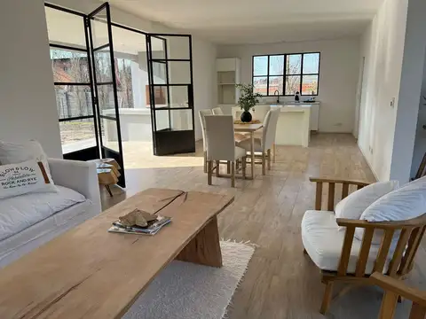 Casa en Venta con 2 cocheras