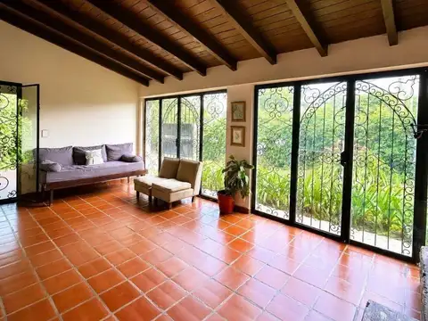Casa en Alquiler con 3 cocheras