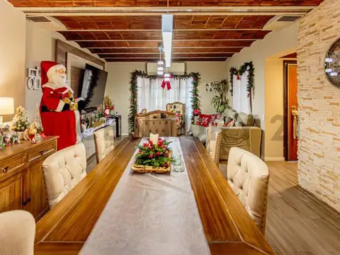 Casa en Venta con 2 cocheras