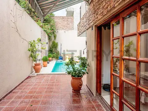 VENTA DE CASA EN 2 PLANTAS DE 4 AMBIENTES CON PILETA Y QUINCHO - VILLA URQUIZA