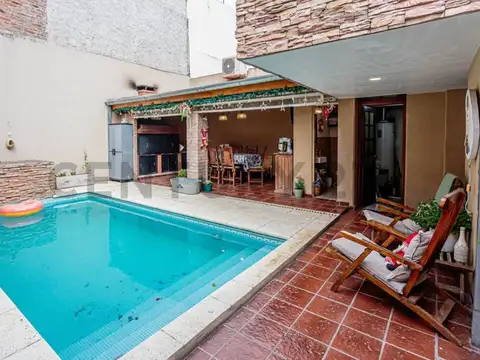 VENTA DE CASA EN 2 PLANTAS DE 4 AMBIENTES CON PILETA Y QUINCHO - VILLA URQUIZA