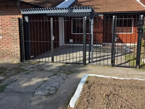 VENDO CASA DOS DORMITORIOS ENTRADA P AUTO PATIO AMPLIAS POSI