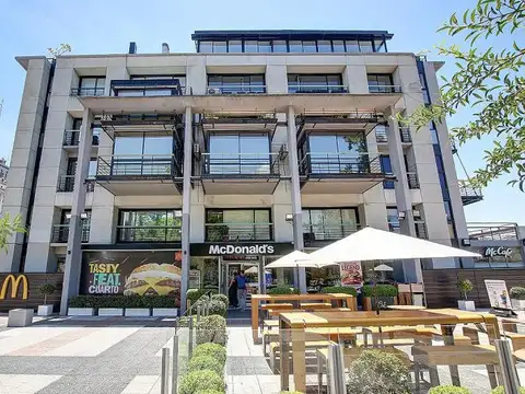 Oficina en venta en Puerto Madero. Muy buen estado, vistas al dique, dos balcones. Cochera fija