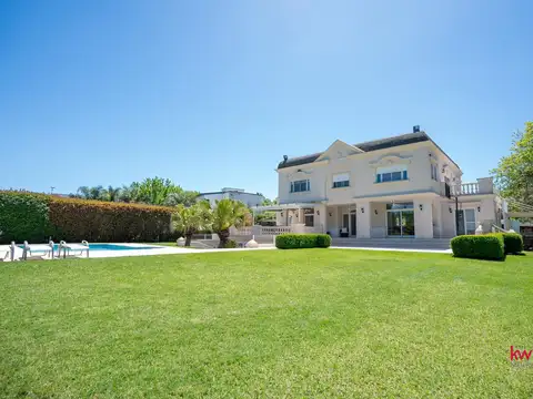 Casa 8 ambientes con 5 baños