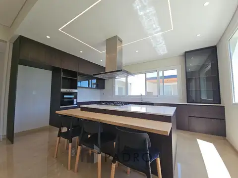 Casa 7 ambientes con 4 baños