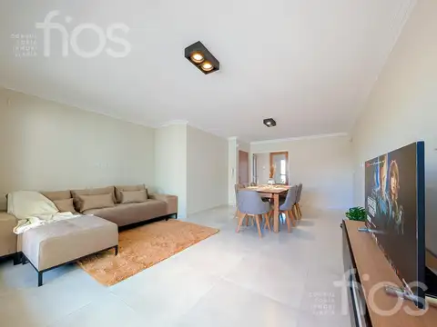 VENTA DEPARTAMENTO SEMIPISO A ESTRENAR DE TRES DORMITORIOS BALCON COCHERA Y AMENITIES EN ZONA RIO
