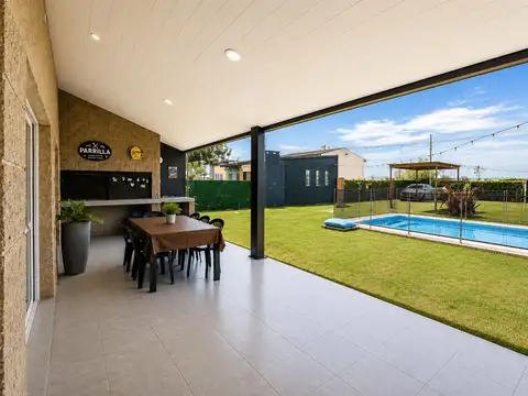 Venta - Casa de un dormitorio con galería y pileta en Punta Chacra, Roldan