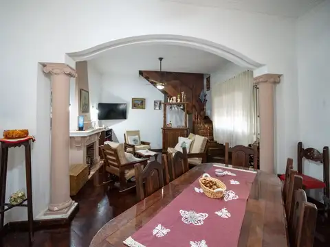 Casa 7 ambientes con 2 baños