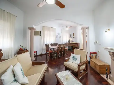 Casa en Alquiler con 2 cocheras