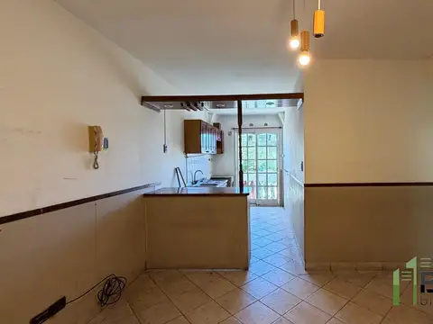 Dpto 2 ambientes al frente en 2do piso por escalera. 