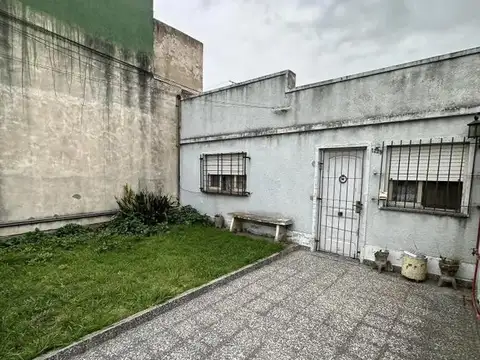 Departamento tipo casa con entrada de auto.