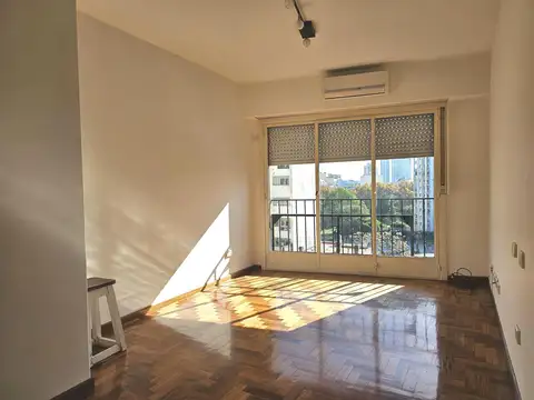 ALQUILER - Caballito - Departamento de 2 ambientes al frente. Reciclado.