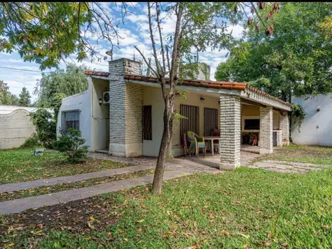 Casa en venta 2 dormitorios con pileta y jardin en Funes
