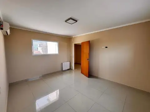 Casa 5 ambientes con 4 baños