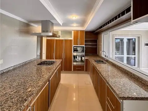 Casa en Venta con 4 cocheras