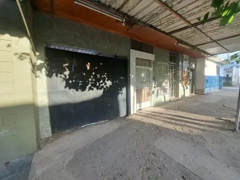 VENTA CASA CON LOCAL SARGENTO CABRAL A REFACCIONAR