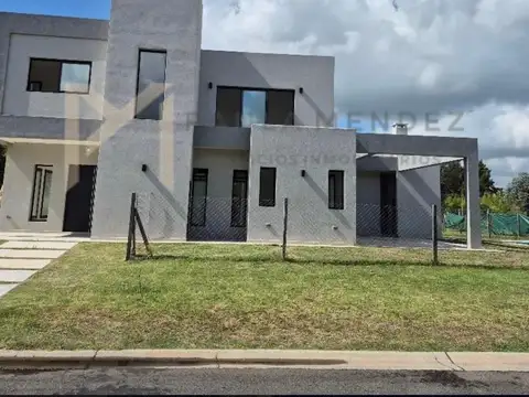 Casa 5 ambientes con 4 baños