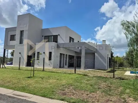 Casa Chalet  en Venta en Santa Elisa, Pilar del Este, Pilar