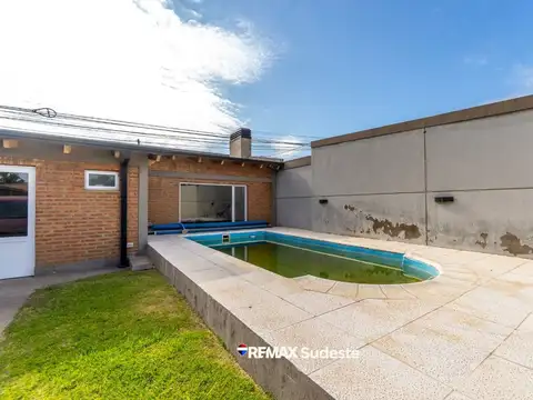 VENTA CASA 2 DORM. y PILETA TTE. FARIAS 1600