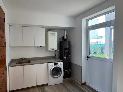Casa en Alquiler con 2 cocheras