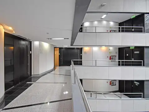 Venta oficina en esquina con vista al dique y cochera en Puerto Madero
