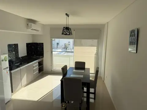 Depto 1 amb. con balcón. Edificio con terraza, piscina y seguridad 24 hs