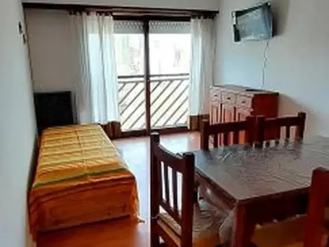 Alquiler temporario departamento 2 ambientes en Miramar. Edificio Torremarina