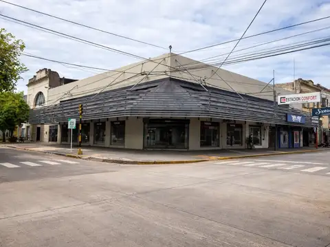GRAN LOCAL EN ESQUINA A 100 MTS. DE PEATONAL
