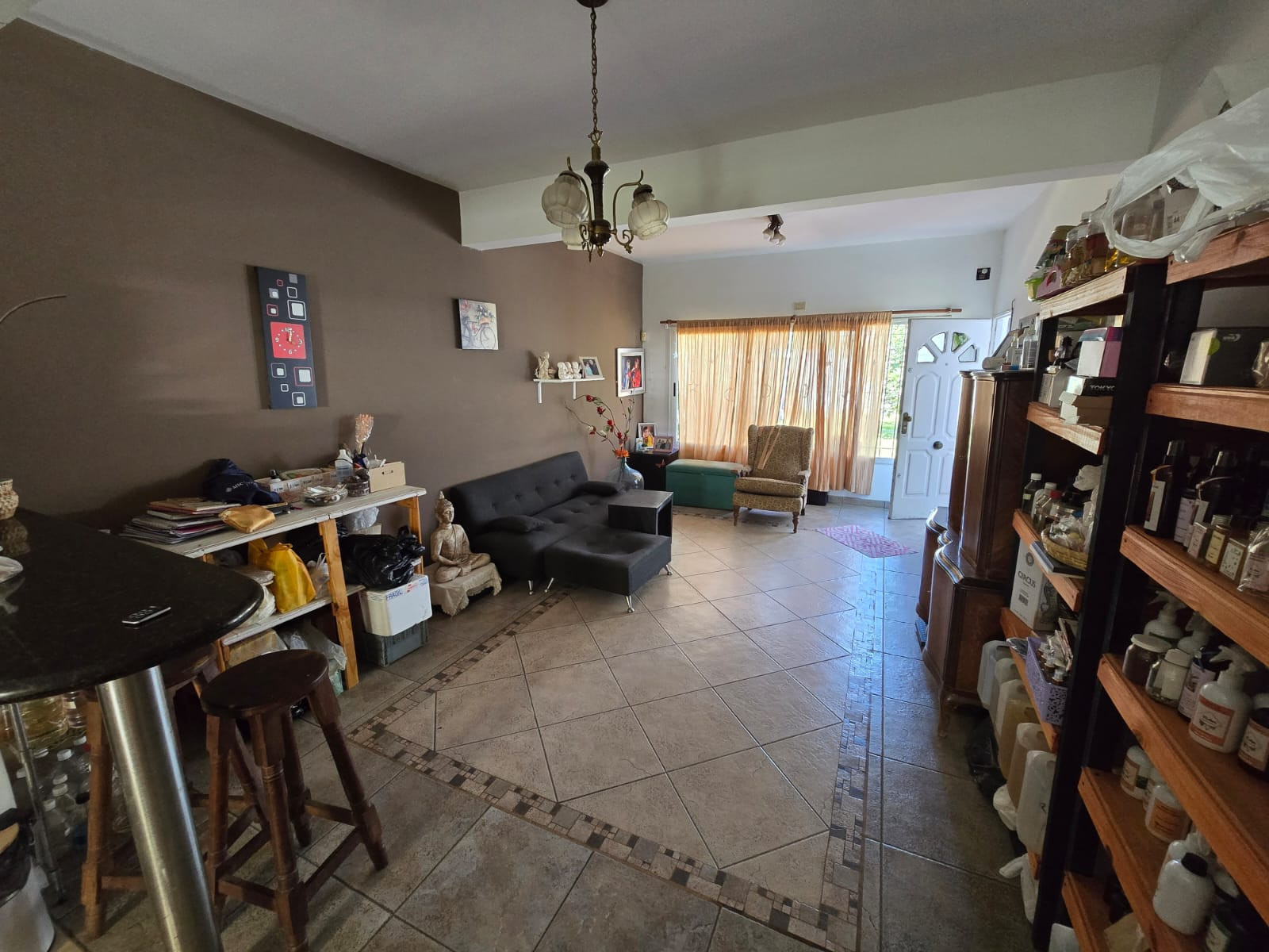 "CASA AMERICANA EN EXCELENTE UBICACION COMERCIAL"