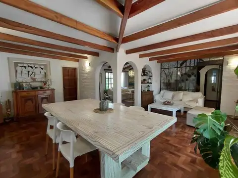 Casa en Venta con 2 cocheras
