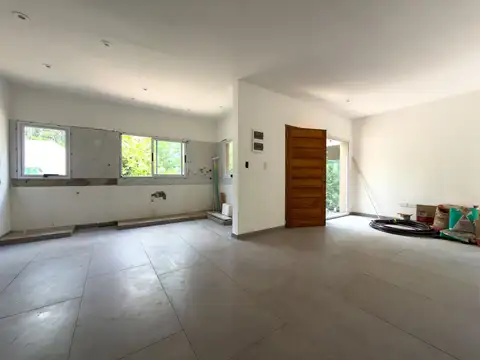 Casa a Estrenar de 2 Dormitorios con Quincho y Jardín en Venta en City Bell