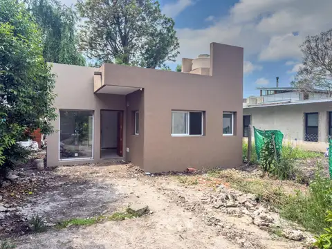 Casa a Estrenar de 2 Dormitorios y Jardín en Venta en City Bell