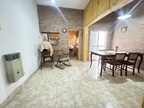 Casa 4 ambientes con 2 baños