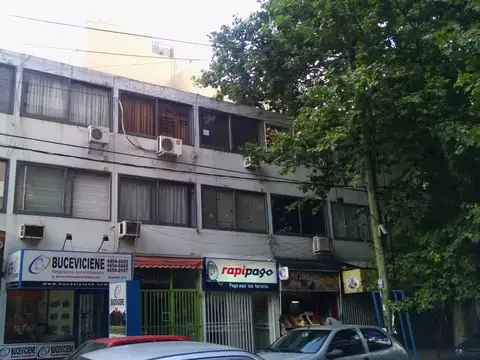 *LOCAL DE 3 X 7 CON TOILLETE *EXCELENTE UBICACIÓN A 4 CDS. DE LA ESTACIÓN *RUBRO A CONSULTAR