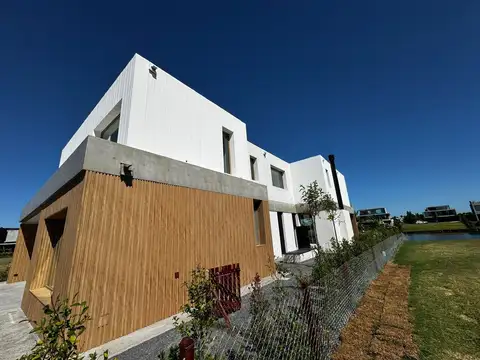 Casa 5 ambientes con 6 baños