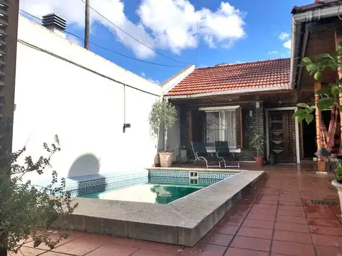 VENTA MUY LINDA CASA C/GARAJE, PILETA CLIMATIZ ENERGIA SOLAR