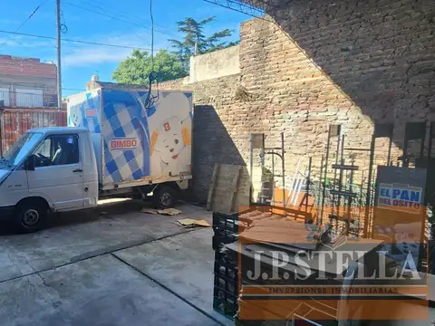 Galpón / Local de losa en esquina 180 m² Cub. s/ 196 m² de Lote - Lomas Del Mirador